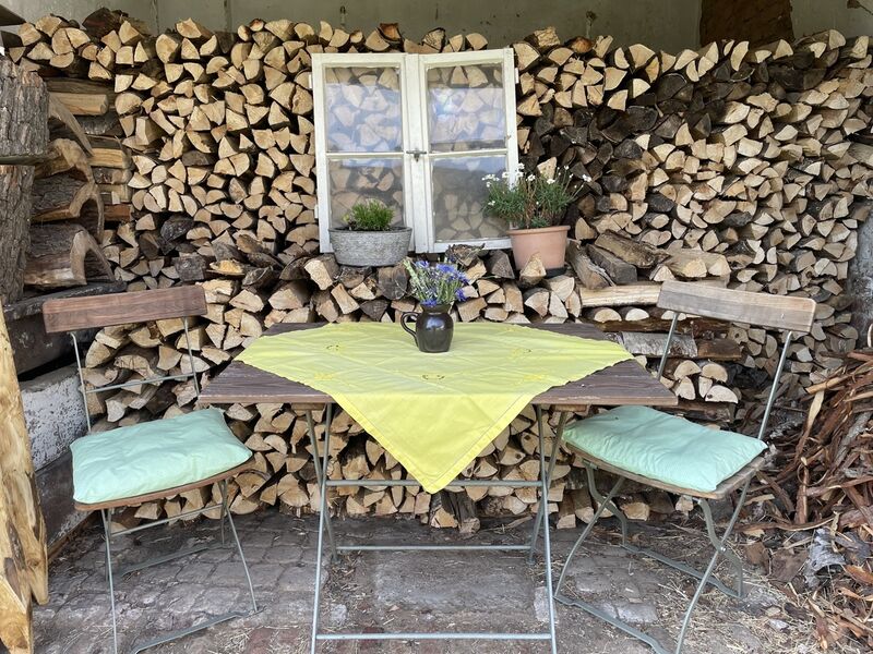 kleine romantische Sitzecke vorm Holzspeicher